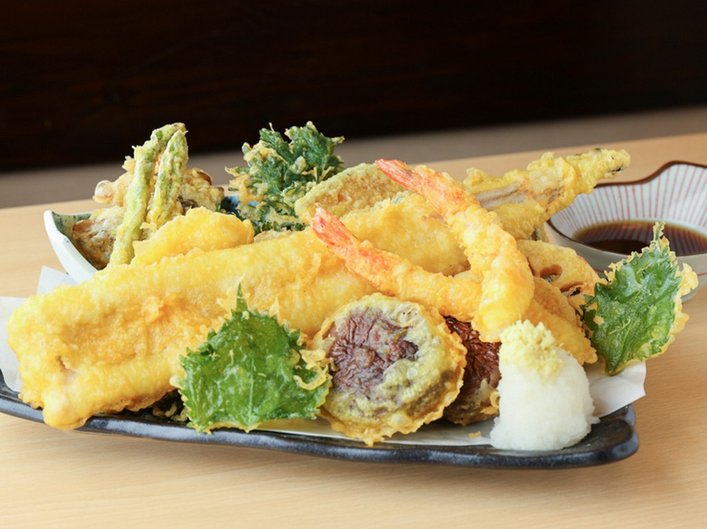 海山の幸に圧巻『スゴイ天ぷら盛合せ』