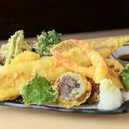 香ばしい衣を纏った海の幸＆山の幸。バラエティ豊富な天ぷらが盛り付けられた姿はまさに圧巻。思わず声をあげてしまうほどのボリューム感満載のメニューです。