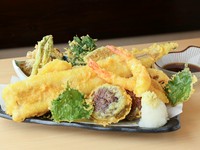 香ばしい衣を纏った海の幸&山の幸。バラエティ豊富な天ぷらが盛り付けられた姿はまさに圧巻。思わず声をあげてしまうほどのボリューム感満載のメニューです。