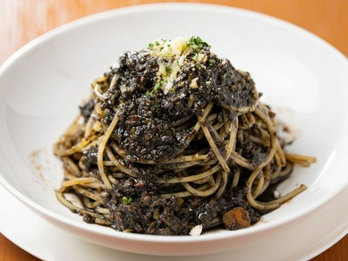 竹炭を使った濃厚で爽やかな味わい『漆黒のボロネーゼパスタ（太麺）』