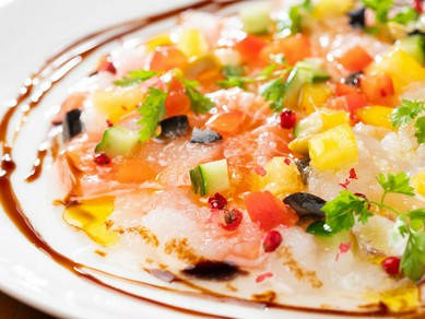 彩も美しい『ノルウェー産サーモンと炙り真鯛のカルパッチョ』