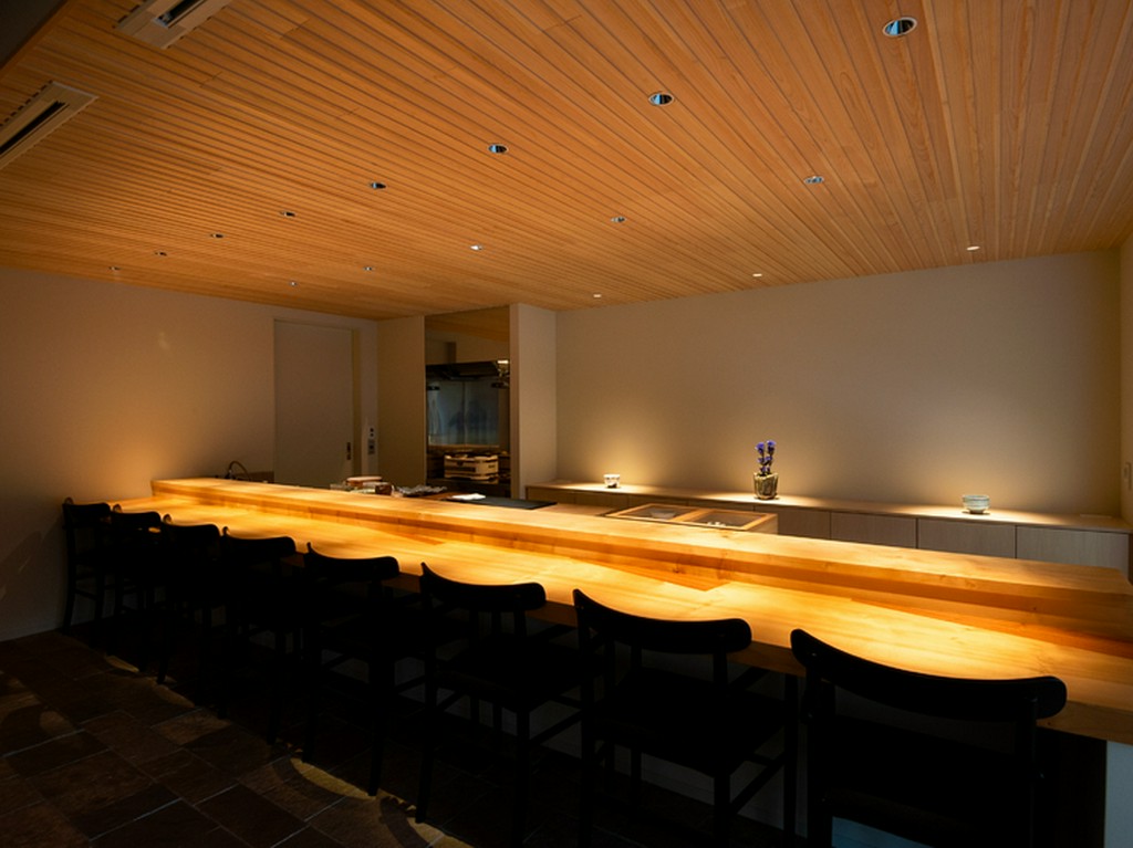 富山の食材を愛し、海外でも活躍した店主が隠れ家空間でもてなす