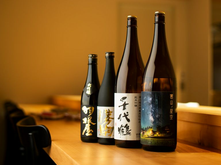 富山のテロワールが生む旨い地酒が揃い、旬の肴や握りと好相性