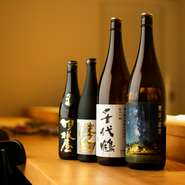 海の幸に恵まれた富山は、大地の幸や水もおいしい土地。富山の食材で織りなす料理に合う日本酒を、地元の米と水で醸す地酒を中心にラインナップ。「勝駒」「千代鶴」などのプレミアム銘柄も順次、登場します。