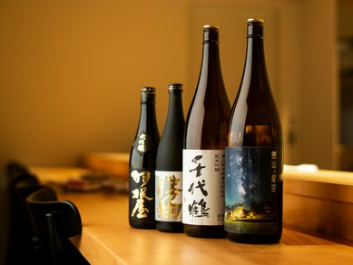 富山のテロワールが生む旨い地酒が揃い、旬の肴や握りと好相性