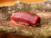 寿司の華、まぐろも美味！上品な旨みにうなる『赤身の握り』
