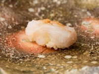「富山湾の宝石」シロエビの贅沢な握り。独特の上品な甘み、優しい食感は、記憶に焼き付く美味の一つに！
