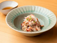 冬季のつまみの例。冬の逸品食材のおいしさを堪能できるよう、身を甲羅から取り、絶妙な塩梅にほぐして提供。味わい・食感・食べやすさへの幅広い心配りも、この店の大きな魅力！
