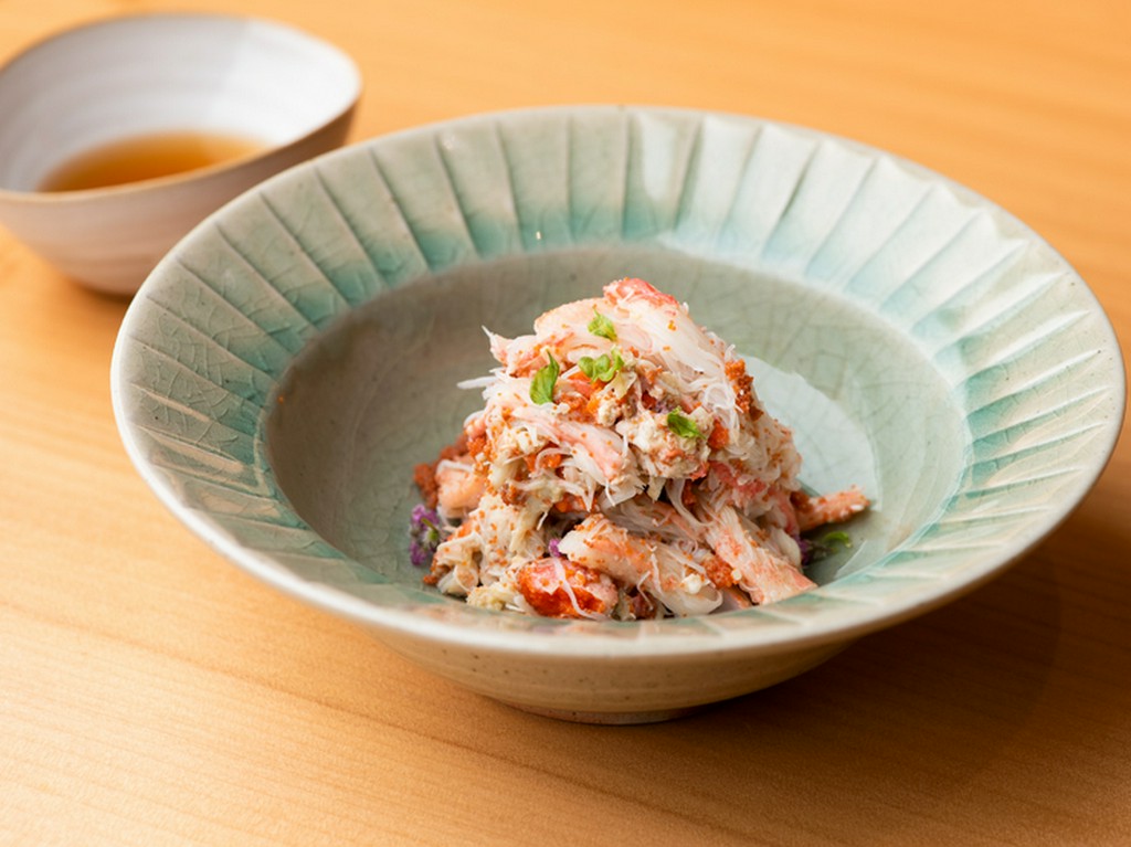 器は地元の越中瀬戸焼の作家モノも多い