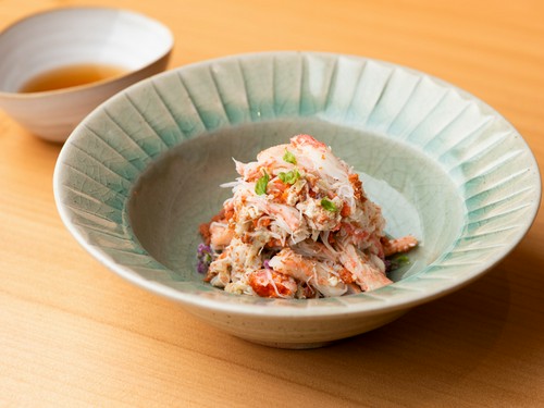 器は地元の越中瀬戸焼の作家モノも多い