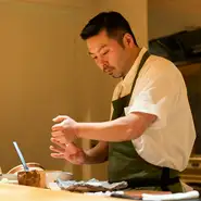 「おいしいものを食べて、笑顔で素敵な時間を過ごしていただく」ことが店のモットー。ハイレベルな料理と空間を供しつつ、堅苦しさはなく、誰もがリラックスして過ごせる雰囲気。初めてでも安心して楽しめます。