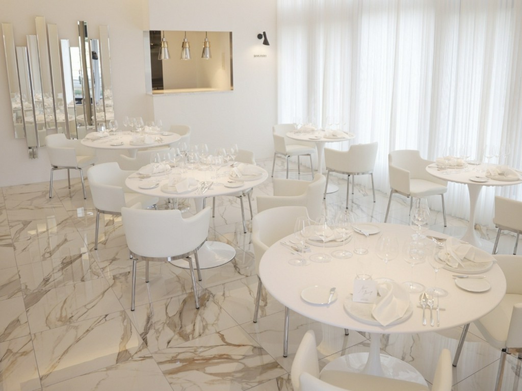 白を基調とした優美な空間で、人生の宝物のような食体験が叶う