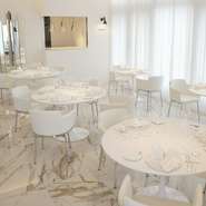 心躍る食体験の舞台は、白の世界に色彩豊かな料理が映えるリュクスな空間。フィンランドの名作家具エーロ・サーリネン、クリストフルのカトラリー、店オリジナルの有田焼の器など、設えや調度品も第一級です。