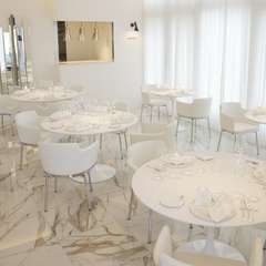 白を基調とした優美な空間で、人生の宝物のような食体験が叶う