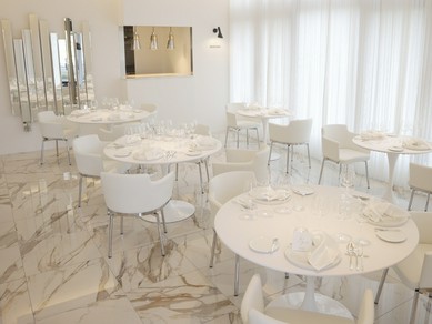 白を基調とした優美な空間で、人生の宝物のような食体験が叶う