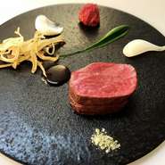 いつもとは違うフレンチデート、ご夫妻での食事にも格好の場所。優しく親しみやすい空気感なので、若い世代の高級フレンチデビューにもオススメです。九州旅行の折のグルメスポットとしても素敵！