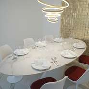 2～6様向けの完全個室があり、接待や会食、ご家族や友人との食事会などに人気。カトラリーはクリストフルのジャルダン・エデンを用いるなど、最上質な設えと調度品と共に憩えます。個室料5500円（税込）。