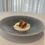 魚料理の趣向も、驚きとワクワクの連続。写真の例『甘鯛の鱗焼き』は精緻な火入れが生む、カリカリの香ばしい鱗とふわふわの柔らかい身のコントラストが絶妙。野草のソースの新鮮味も好評です。