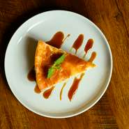 沖縄の「やんばる鶏」を使った逸品や沖縄ならではの食材を使ったメニューもあり、観光の方にも喜ばれています。人気の黒糖チーズケーキはもちろん、各種チャンプルーや泡盛なども豊富で嬉しい限り。