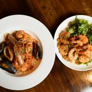 あたたかな雰囲気の中でおいしい料理やお酒を楽しめる【hana hana】。コースは3500円と5000円があり、どちらもオススメを堪能できとってもお得です。忘年会や新年会にも喜ばれる、味わいと空間がお店の自慢。