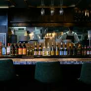 イタリア「ペローニ　ナストロアズーロ」、チェコ「ピルスナーウルケル」など、海外の珍しいビールや泡盛、カクテルやウイスキーと、豊富なドリンクが用意されています。マンゴーやパインのジュースも大人気。