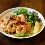 ニンニクの芳ばしい香りが食欲をそそるガーリックシュリンプ。大ぶりのブラックタイガーを使い、プリッとした食感を楽しめるよう、絶妙な火入れをしています。お酒にもよく合う人気の逸品。