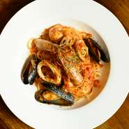 ムール貝、海老、イカなど、魚介類をたっぷりと使ったパスタ『ペスカトーレ』。自家製トマトソーには海老を丸ごと使っているので、海老の濃厚な旨みがたっぷり！抜群のおいしさです。