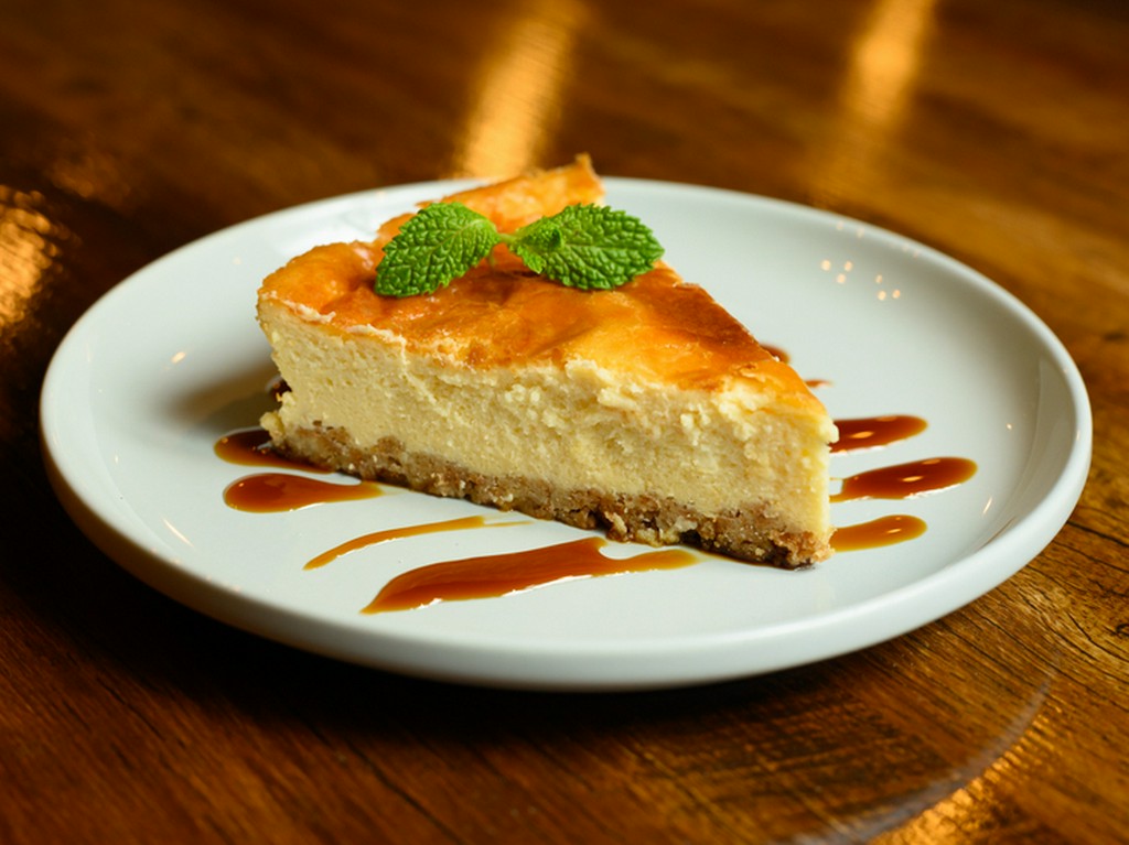 黒糖を使った、沖縄ならではの『黒糖ベイクドチーズケーキ』