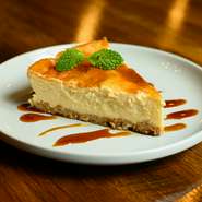 使用する砂糖はすべて黒糖使った濃厚な味わいの逸品。下のソースも黒糖ソースなので、一般的なチーズケーキとはひと味違う、沖縄ならではのおいしさを満喫できます。