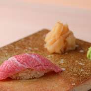 寿司店と和食店で経験を重ねた店主が、1つのコースで多彩な美味を満喫できる趣向でもてなし。熟成したネタと鮮度抜群のネタを使い分ける寿司は、一貫ごとがドラマチックなおいしさ。シャリの旨さも評判です！