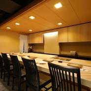 ソニー通りのビル地下2階にあり、店に入ると一瞬にして落ち着いた風情に包まれます。木曽檜の一枚板カウンターは6席にしぼった特等席。高級感と温かな雰囲気がバランスよく調和し、幅広いシーンで重宝します。