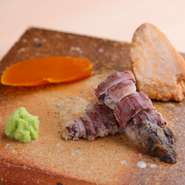 季節の和食と寿司に合う日本酒を選りすぐり、順次銘柄を入れ替えて提供。『十四代』『而今』『新政』などの人気銘柄、『磯自慢』など魚介と好相性のお酒が揃います。フランスを中心とするワインも豊富です。