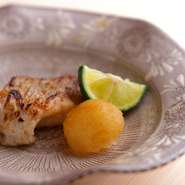 銀座の寿司デート、記念日ディナーなどに人気の店。高級寿司を食べ慣れた人から、銀座の寿司店が初めての人まで、誰もが心から楽しめる雰囲気です。若い方の銀座の寿司店デビューにも格好の一軒！