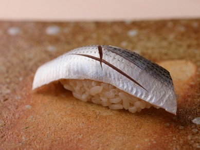 清らかな味わいに驚く、ふっくら優しい『小肌の握り』