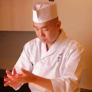 料理・空間とも第一級でありつつ、誰もが自然体で憩える雰囲気と居心地の良さを大切に。ソムリエが常駐し、ワインや日本酒などを理想的な状態で提供しているのも魅力。初めてでも安心して銀座の寿司を楽しめます！