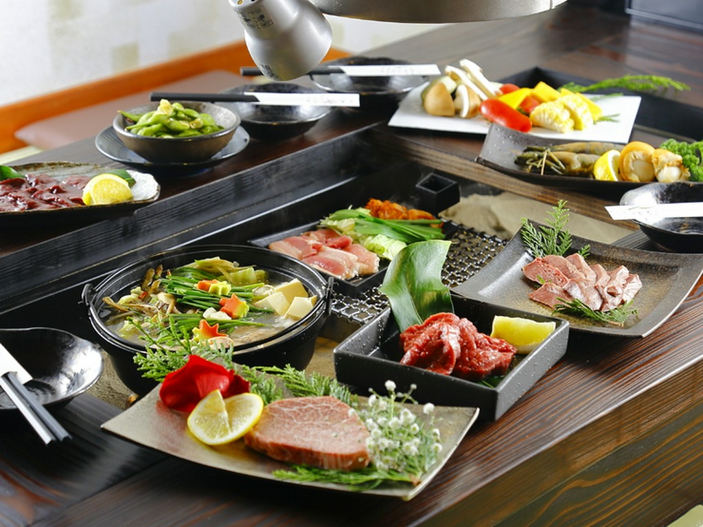 囲炉裏を囲みながら、皆で一緒に盛り上がる