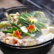 野菜や豆腐と共にモツを煮込むことで、その旨みがスープ全体に広がります。口の中でとろける、モツの食感を満喫。全ての具材を一緒に食べることで、贅沢なおいしさを楽しめます。