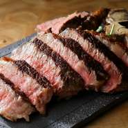 赤城産熟成肉から生まれるTボーンステーキ。シンプルな調理法で、赤身の旨みを引き出し、薪の火で焼き上げてくれます。800gから提供。贅沢な味わいが堪能できる一皿です。
（4～5人前）1kg　16,000円～
