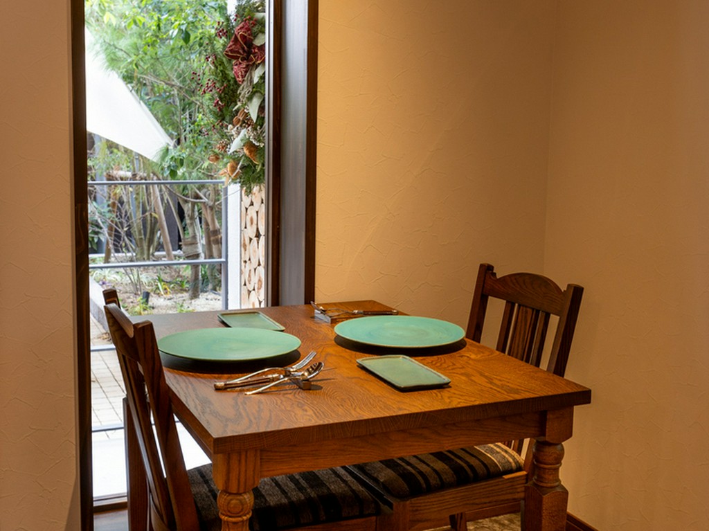 木の温もりに包まれながら、ゆったりと食事をできる場所