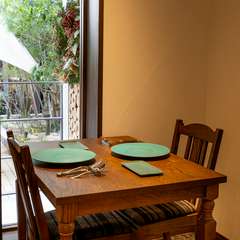 木の温もりに包まれながら、ゆったりと食事をできる場所