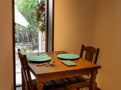 木の温もりに包まれながら、ゆったりと食事をできる場所