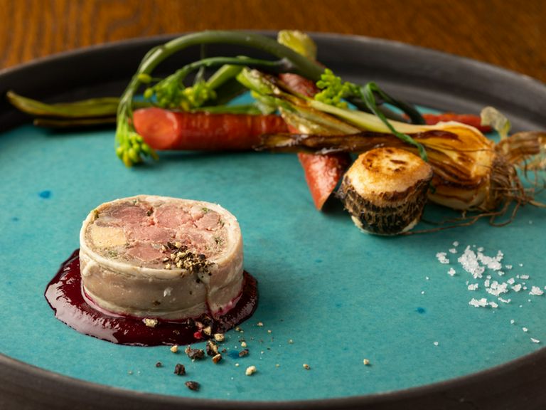 フレンチの華やかな味わいに魅了される至福の『肉料理』