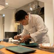 おいしさの先にある、満ち足りたひと時を演出できることを目標にされています。料理づくりに向き合いつつ、ゲストをそっとサポート。カウンター越しには、会話を大切にした接客も勤しんでいるそうです。