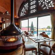 ランチやディナーはもちろん、午後のカフェタイムやバーとしても