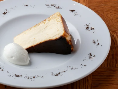 本場スペインの味わいを再現!『バスクチーズケーキ』