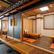和の趣を感じる店内にはシーンに合わせて利用できる多彩な客席が用意されています。個室としても使える座敷席は掘りごたつになっており、高齢のゲストも安心。ゆったりと足を伸ばし、くつろぎの時間を過ごせます。