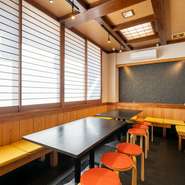 二世代、三世代そろって訪れるゲストも多いというこちらのお店。テーブル席のほかに掘りごたつタイプの座敷席などがあり、最大40人の宴会にも対応可能。70人程度集まれば、貸切利用の相談もOKです。