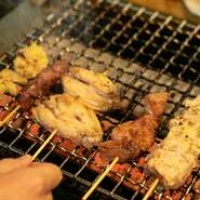 大ぶりにカットした『鶏もも串』や地元食材を使った『さくらポーク串』などがそろう『串焼き』は、この店の看板メニュー。オーダーに迷ったら『串5本セット』を楽しむのがオススメです。