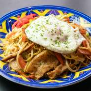 豚バラ肉とイカに、キャベツや人参などの野菜をたっぷりと。仕上げに目玉焼きを乗せたスペシャルな一皿です。しっかりお腹を満たすもよし、シェアして楽しむもよし。〆の一品にもお酒のお供にもオススメです。