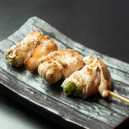 鮮やかな緑色のオクラを豚バラ肉で巻き、表面をカリッと焼き上げた一品です。ジューシーな肉の旨みとオクラのねばねば食感が相まって、想像の上をいくおいしさ。思わずお酒が進みます。